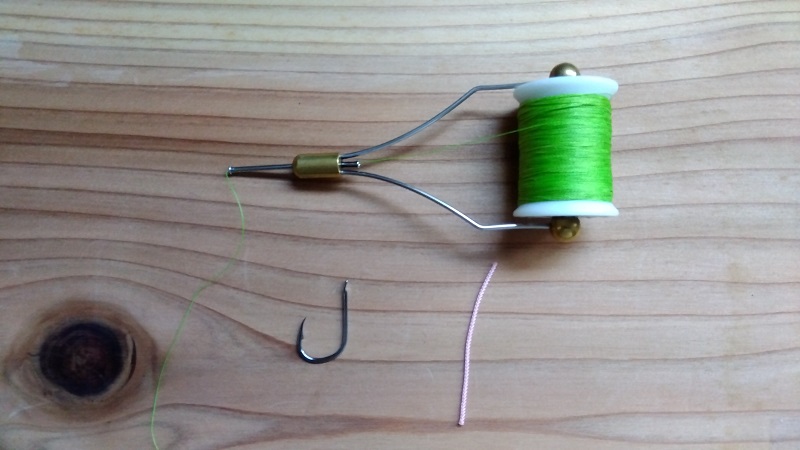 アシストフックを自作する材料のフックと糸と使い古しのPEライン